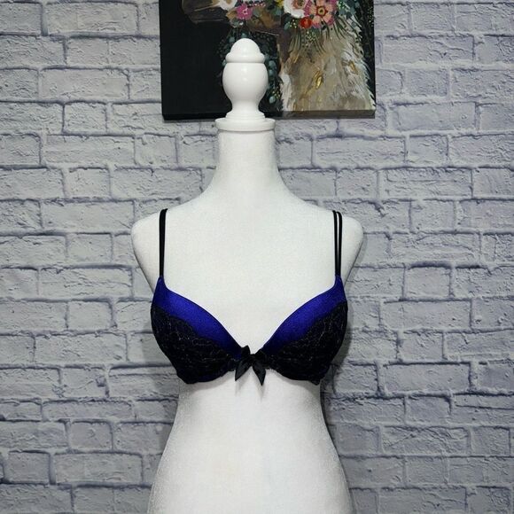 Victoria’s Secret very sexy plunge 32A - Picture 1 of 9